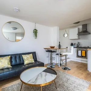 Cosy Flat In Free Parking Area, Next To Bus Stop Apartment