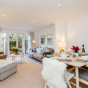 Modern Mews House With Free Parking Space, And Patio By Huluki Sussex Holiday home